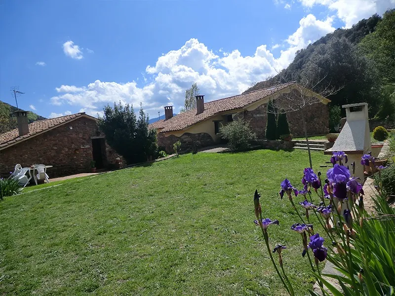 Masia de pedra restaurada amb apartaments turístics
