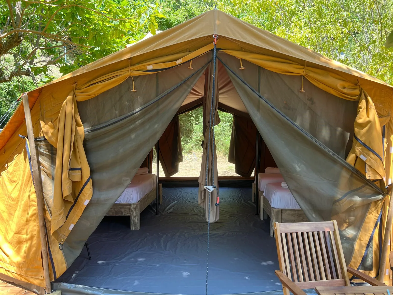 Tenda Bruc tipus safari oberta al bosc del Montseny