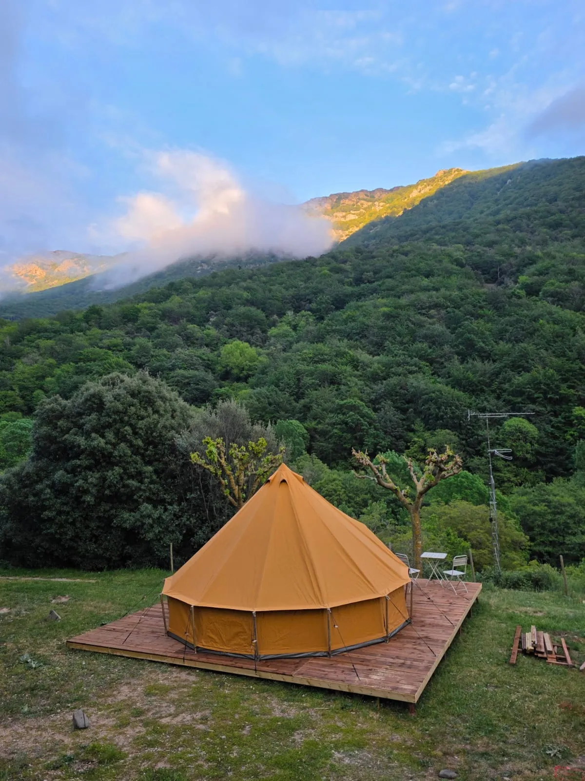 Tenda Falguera sobre tarima de fusta amb vistes a les muntanyes del Montseny