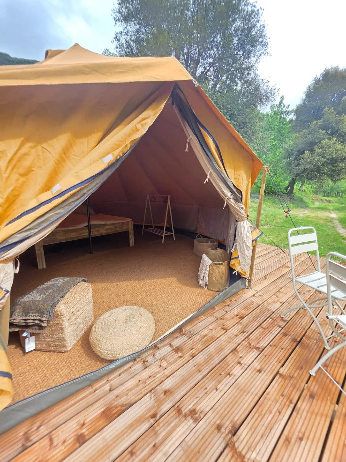 Tenda Falguera amb terrassa de fusta privada al bosc