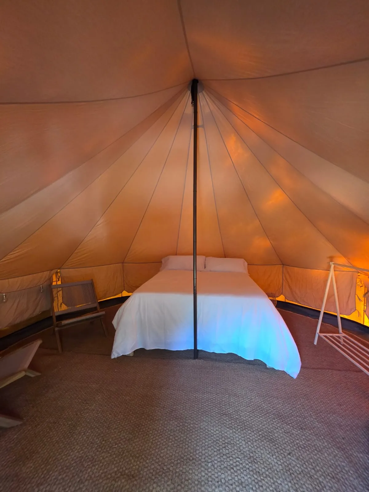 Interior de la tenda Falguera de campana amb el llit preparat