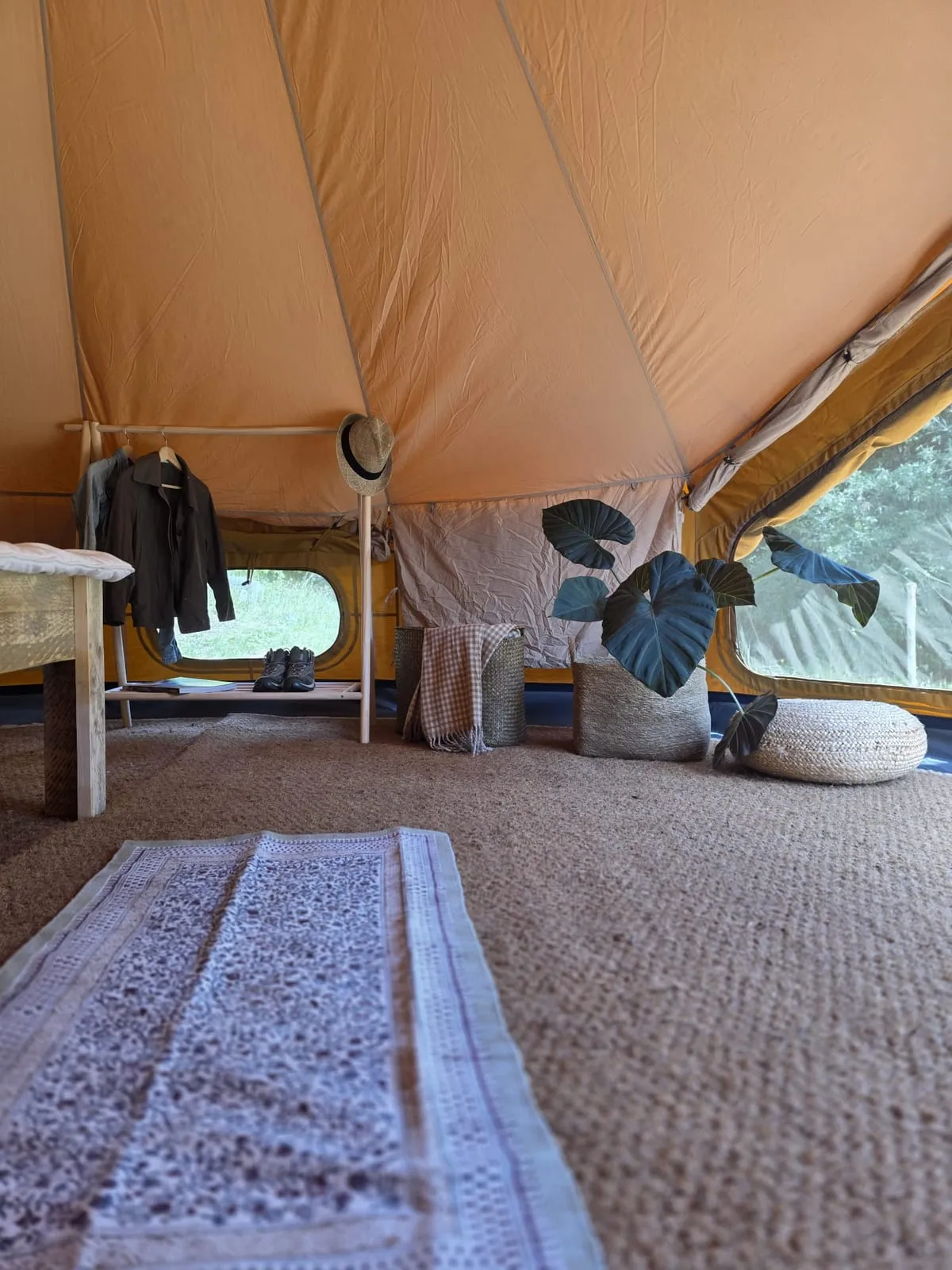 Racó d’estar dins de la tenda Falguera amb catifa i vistes a l’exterior