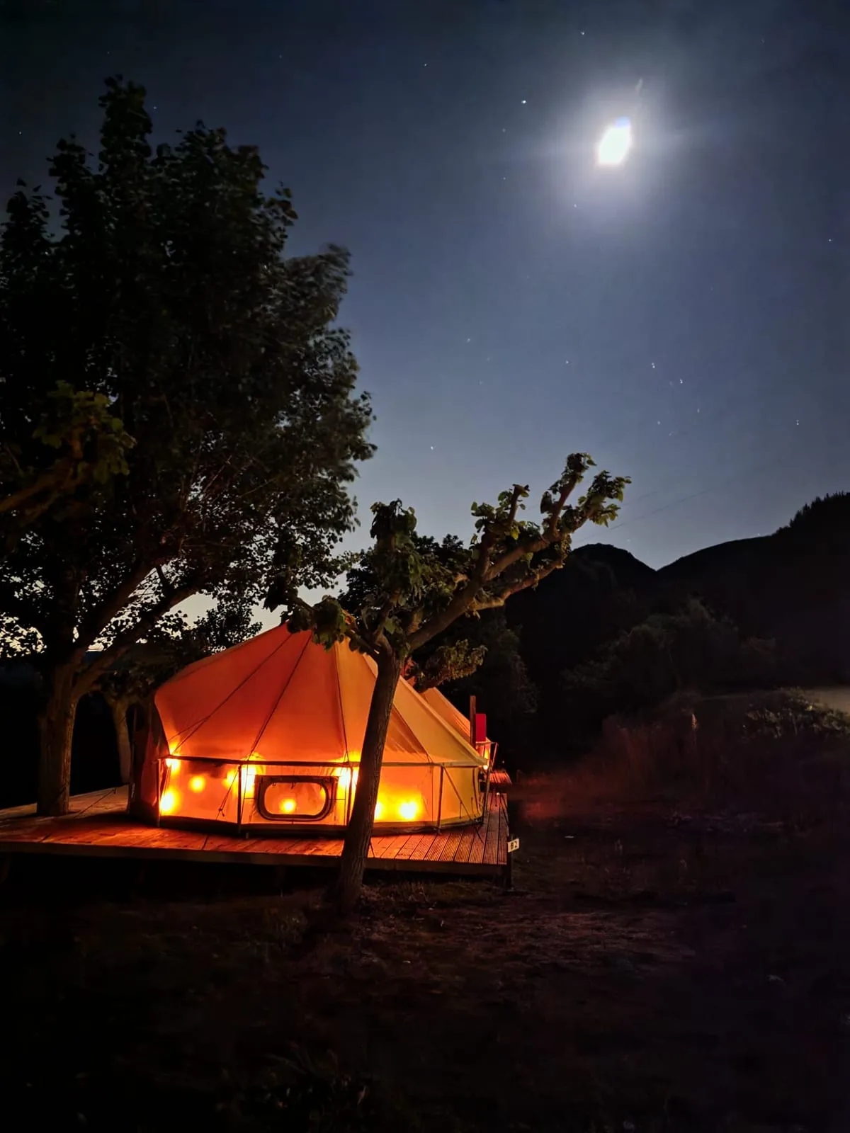 Tenda Falguera il·luminada per dins durant una nit de lluna al Montseny