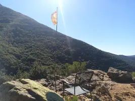 La vall des del cim del Fitó, amb una senyera
