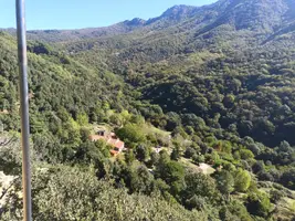 Cases i una piscina a la vall, vistes des del cim del Fitó
