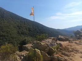 La vall des del cim del Fitó, amb una senyera