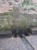 La Font Bona: dos brolladors en un mur de pedra, amb una làpida gravada a sobre