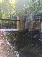 La presa, amb els murs de pedra i les comportes