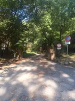 L’entrada de Les Illes, amb els pilars de pedra i els senyals