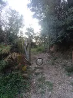 Barrera de fusta amb una cadena a l’entrada del càmping